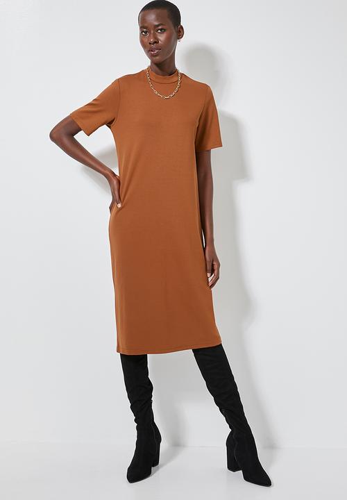 Superbalist - Hi neck shift dress - brown