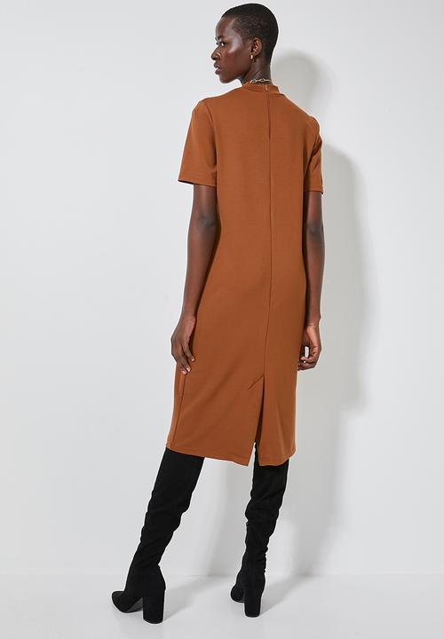 Superbalist - Hi neck shift dress - brown