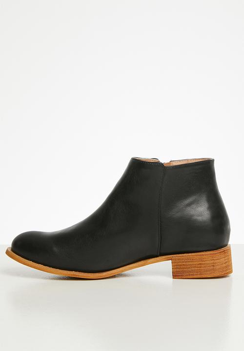 edit - Alexa chelsea boot - black