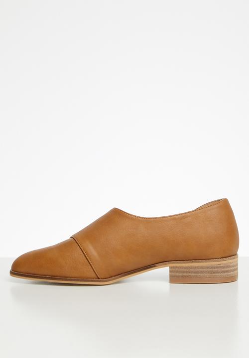 Miss Black - Aquai pump - tan