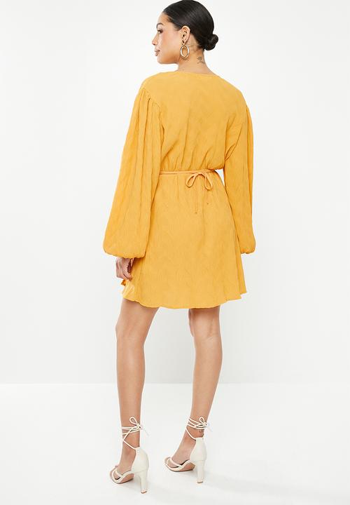 Glamorous - Plisse wrap dress with volume sleeve - yellow