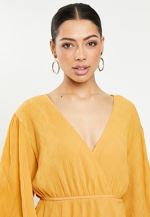 Glamorous - Plisse wrap dress with volume sleeve - yellow
