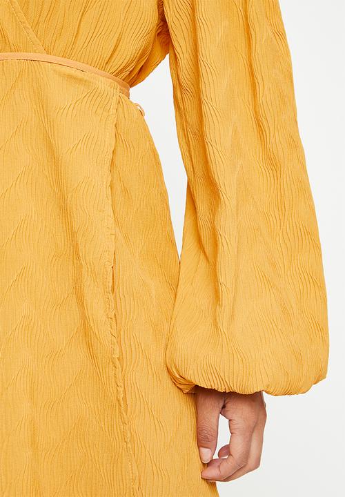 Glamorous - Plisse wrap dress with volume sleeve - yellow