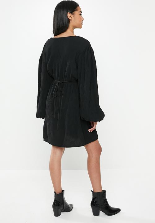 Glamorous - Petite plisse wrap with volume sleeve - black