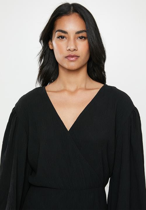 Glamorous - Petite plisse wrap with volume sleeve - black