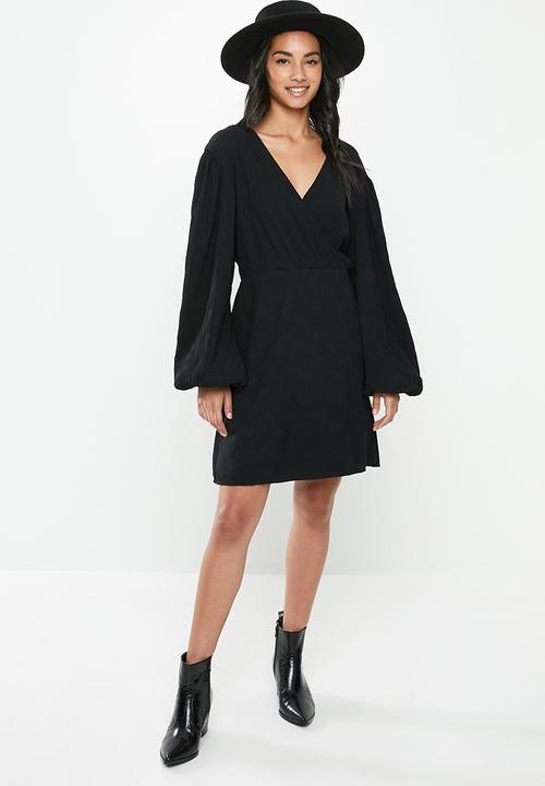 Glamorous - Petite plisse wrap with volume sleeve - black