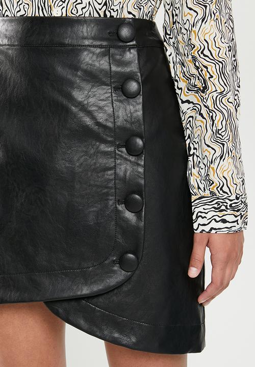 Glamorous - Petite wrap over pu skirt - black