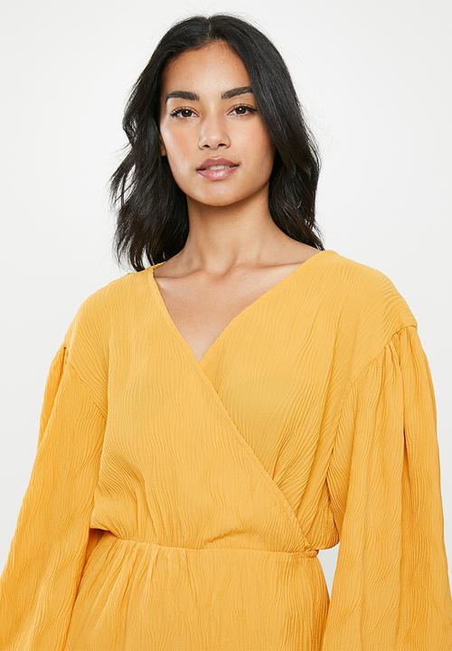 Glamorous - Petite plisse wrap with volume sleeve - yellow