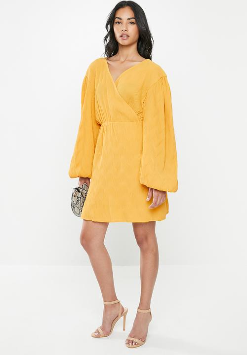 Glamorous - Petite plisse wrap with volume sleeve - yellow