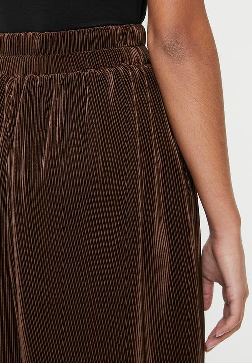 Glamorous - Petite plisse wide leg trouser - brown