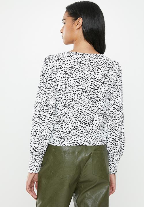 Glamorous - Petite mono leopard v-neck blouse - black & white