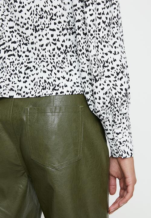 Glamorous - Petite mono leopard v-neck blouse - black & white