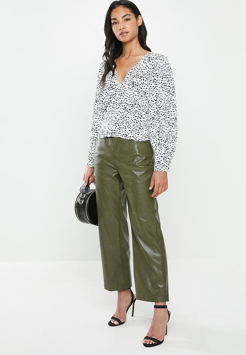 Glamorous - Petite mono leopard v-neck blouse - black & white