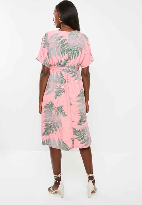 Glamorous - Maternity palm fern midi dress - pink & green 