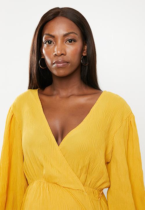 Glamorous - Maternity plisse wrap with volume sleeve - yellow
