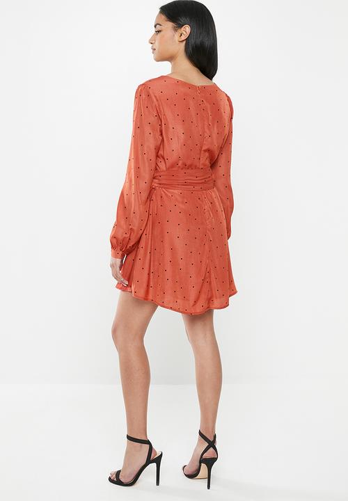 Glamorous - Petite mini spot wrap dress - orange & black