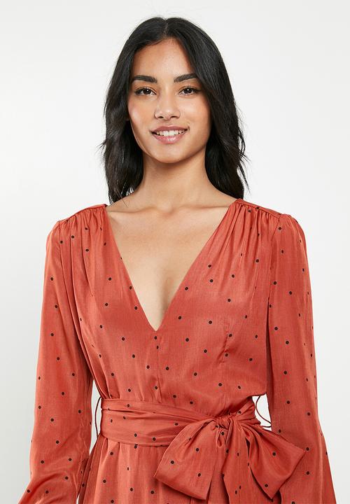 Glamorous - Petite mini spot wrap dress - orange & black