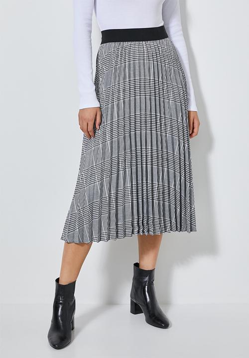 pleated skirt