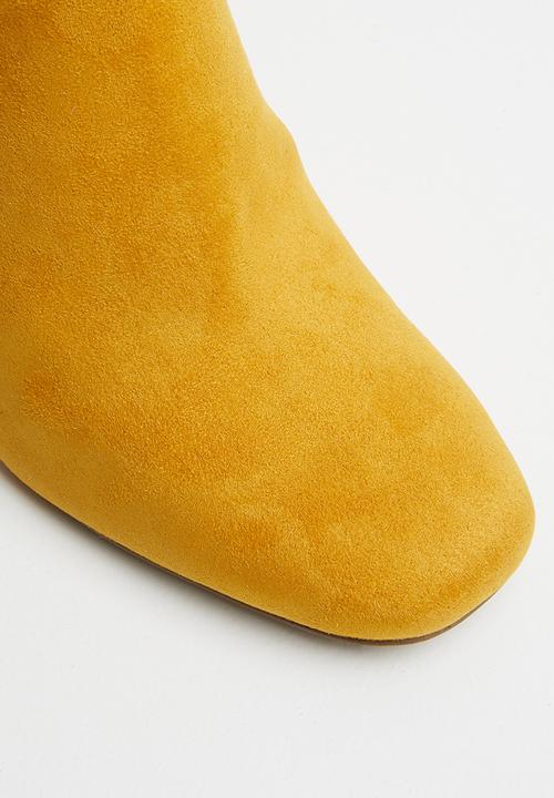 Steve Madden - Pixie suede bootie - yellow 