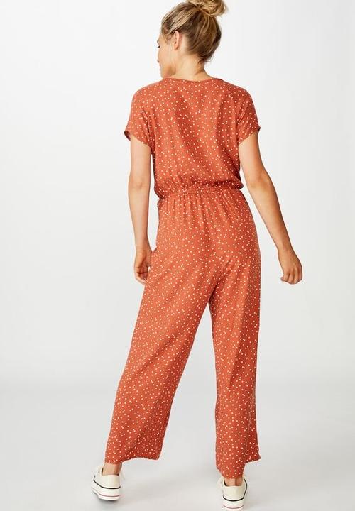 Cotton On - Woven Janine short sleeve jumpsuit daisy spots - dusty brown