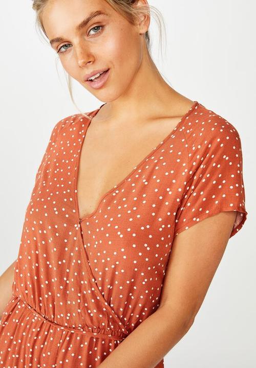 Cotton On - Woven Janine short sleeve jumpsuit daisy spots - dusty brown