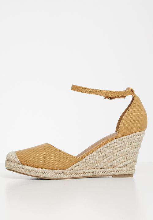 Cotton On - Florence closed toe wedge - mustard