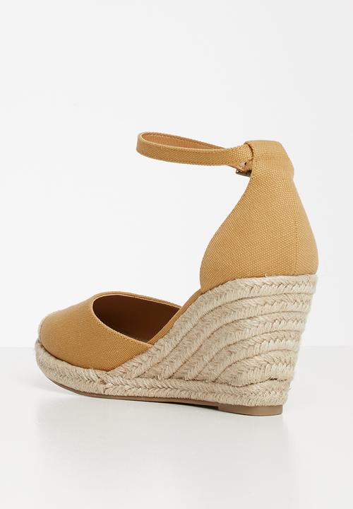 Cotton On - Florence closed toe wedge - mustard