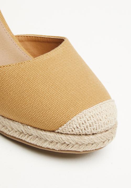 Cotton On - Florence closed toe wedge - mustard