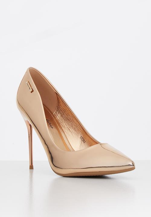 SISSY BOY - Patiently patent court heel - gold