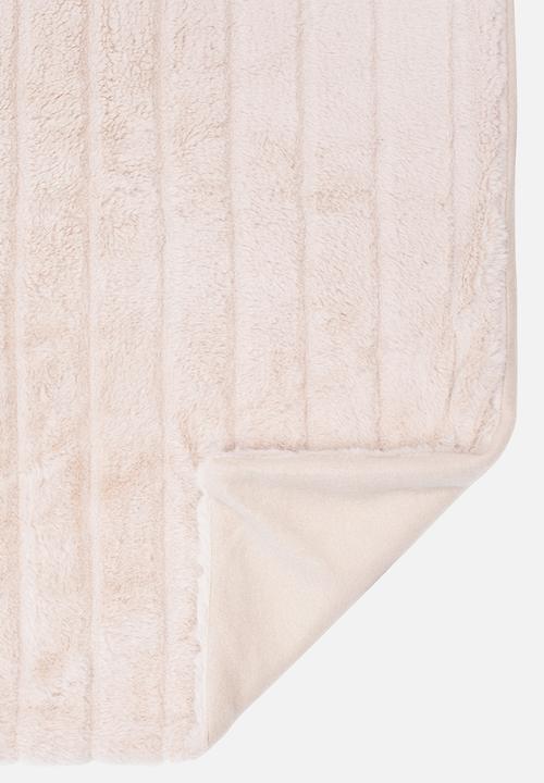 Hertex Haus - Mink faux fur throw - camel