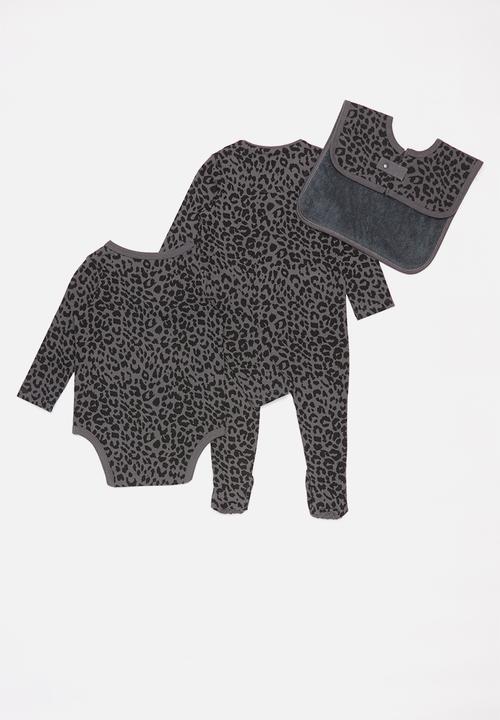 Cotton On - Bundle zip romper, bubbysuit & everyday bib  - grey & black 