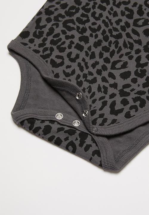 Cotton On - Bundle zip romper, bubbysuit & everyday bib  - grey & black 
