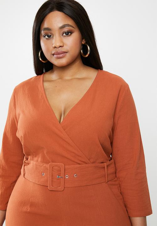 Glamorous - Plus belted 3/4 sleeve wrap dress - rust