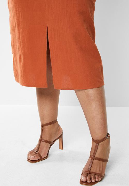 Glamorous - Plus belted 3/4 sleeve wrap dress - rust