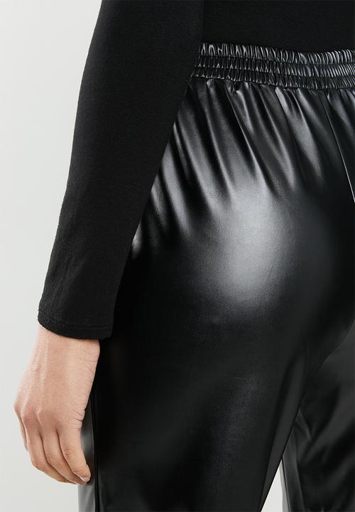 Missguided - Faux leather elasticated waist pin tuck trouser - black