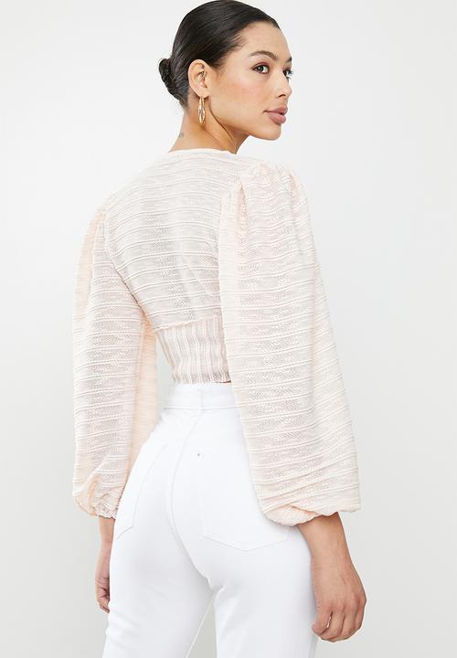 Missguided - Textured cut and sew balloon sleeve tie front crop - pink