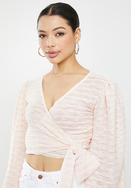 Missguided - Textured cut and sew balloon sleeve tie front crop - pink