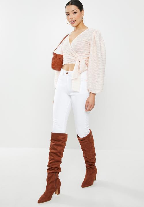 Missguided - Textured cut and sew balloon sleeve tie front crop - pink