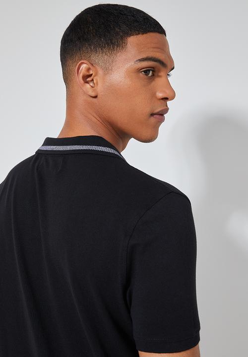 Superbalist - Luka notch neck pique golfer - black