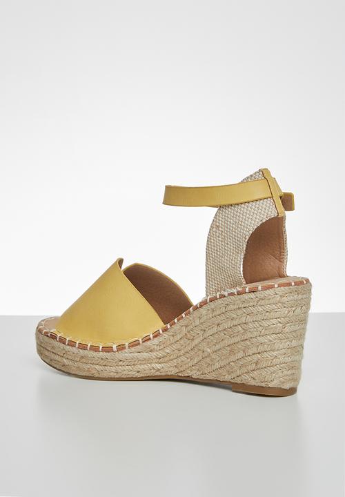 Miss Black - Letaba wedge heel - yellow