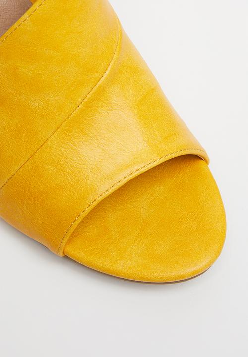Miss Black - Tinos block heel - yellow