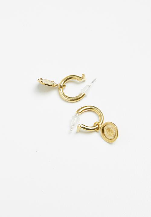 Matter of Fakt - Small round brass Peso earrings - gold