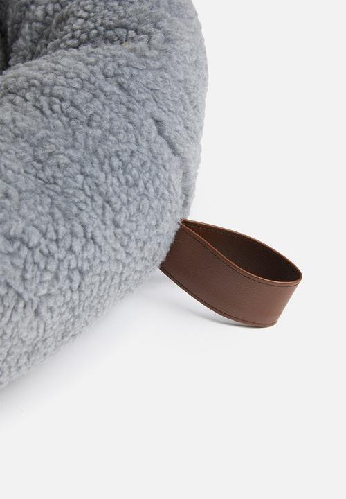 Sixth Floor - Full sherpa dog bed with faux leather handle - grey 