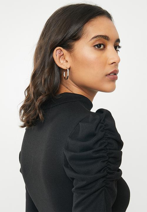 Me&B - Cut&sew rouged shoulder basic top - black