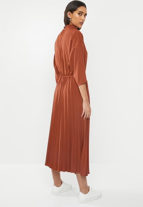 Me&B - Turtle neck pleated dress with drawstring - rust