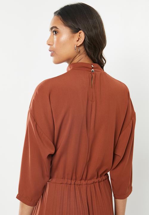 Me&B - Turtle neck pleated dress with drawstring - rust