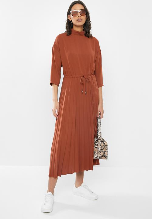 Me&B - Turtle neck pleated dress with drawstring - rust