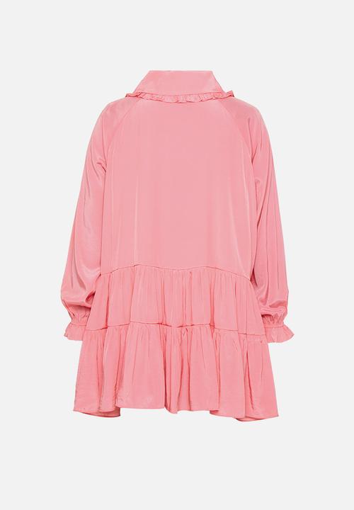 Glamorous - Petite drop waist tiered v-neck dress - pink