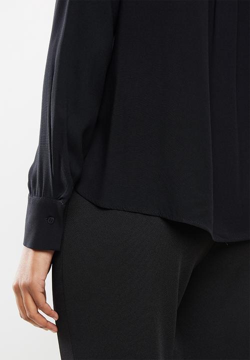 edit - Notch neck blouse - black