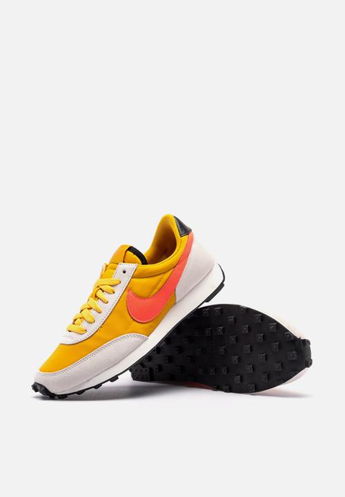 Nike - Daybreak - dark sulfur / flash crimson-summit white